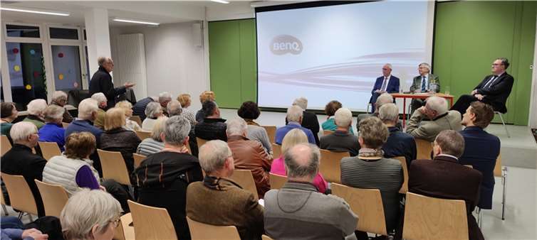 In der abschließenden Podiumsdiskussion wurde eine ganze Reihe der aufgeworfenen Fragen ergänzend diskutiert und aus unterschiedlichen Blickwinkeln bewertet. Quelle: Bürgerverein Meckenheim