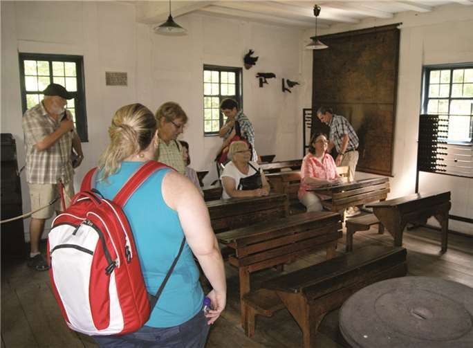 In der alten Dorfschule wurden die Schulbänke ausprobiert.