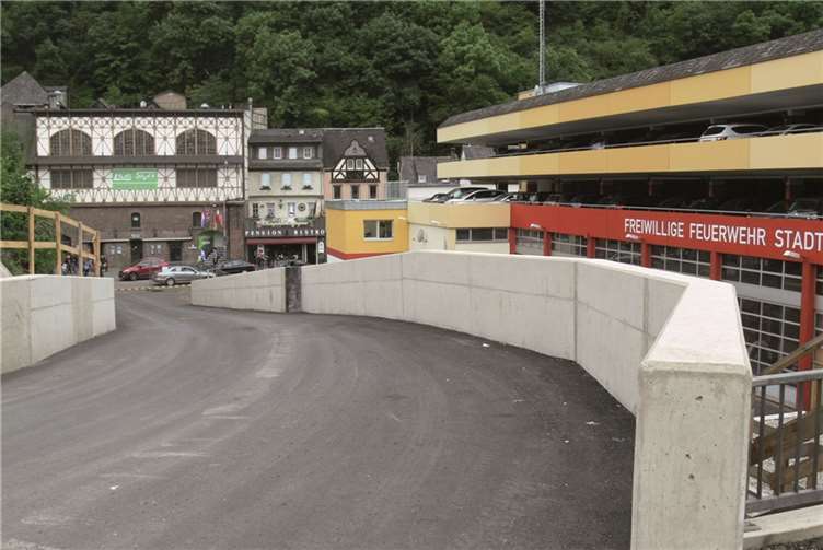 In der alten Tunnelröhre schreiten die Renovierungsarbeiten mit schwerem Arbeitsgerät gezielt voran.