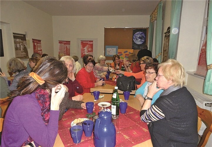 In der an den Gottesdienst anschließenden Teerunde erfuhren die Teilnehmerinnen von den schwierigen Situationen der Frauen, die ins Frauenhaus kommen und von den Erfahrungen aus dem Migrationsbereich.privat