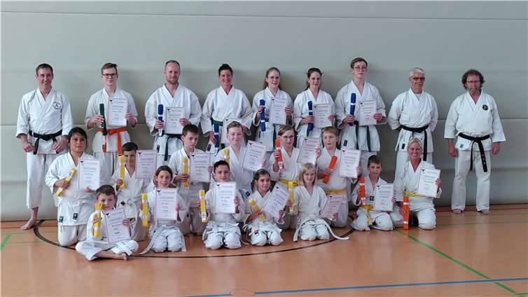 In der anschließenden Übergabe der Urkunden und neuen Gürtel konnte man in den Gesichtern der Prüflinge Stolz und Erleichterung erkennen.  Foto: Karate-Club Ochtendung