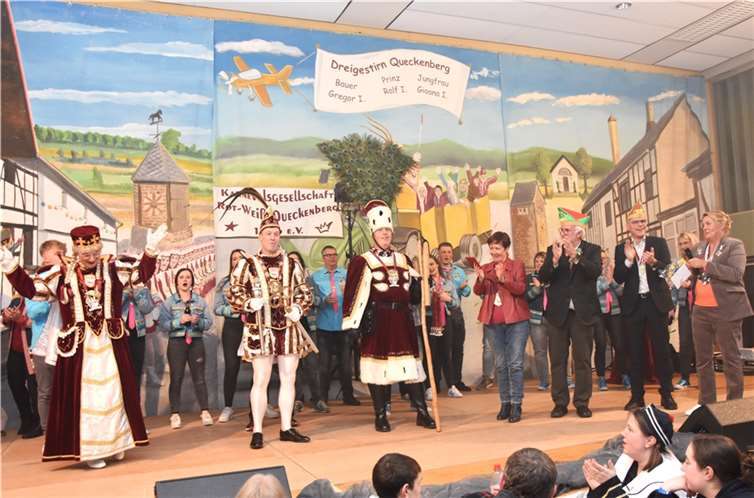 In der ausverkauften Queckenberger Madbachhalle feierten die Narren das neue Dreigestirn. Foto: EICH