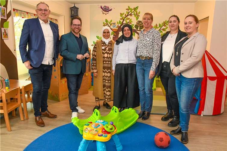 In der betrieblichen Kindertagespflegestelle der AWO im Seniorenzentrum Vierwindenhöhe in Bendorf machte sich der Erste Kreisbeigeordnete Pascal Badziong (2.v.l.) ein persönliches Bild von engagierten Betreuung der Kinder durch Tagesmütter. Foto: Kreisverwaltung/Damian Morcinek