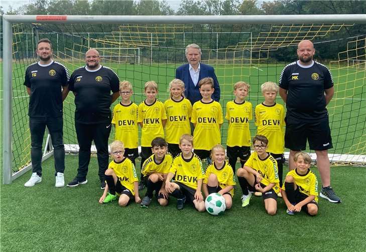 In neuem Gewand In der bevorstehenden Saison 23/24 tritt die F-Jugend des FC Flerzheim mit brandneuen Trikots an. Foto: FC Flerzheim