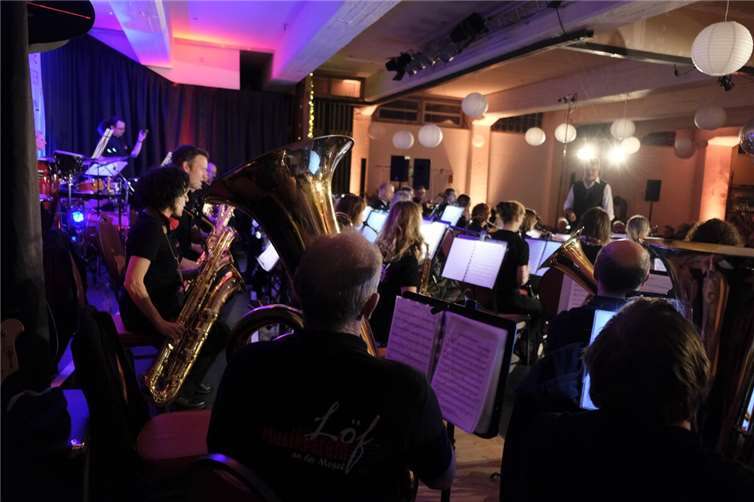 In der bis auf den letzten Platz besetzten Event-Location „Pauly´s“ in Hatzenport empfing das Publikum die 40 Musikerinnen und Musiker mit einem tosenden Applaus. Foto: Musikverein Löf