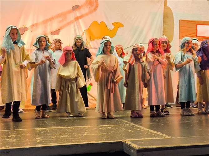In der bis auf den letzten Platz gefüllten Sängerhalle präsentierten 20 junge Darstellerinnen und Darsteller ein mitreißendes Zusammenspiel aus Musik, Theater und eindrucksvoller Bühnenkunst. Fotos: Breisiger Land Heilig Kreuz