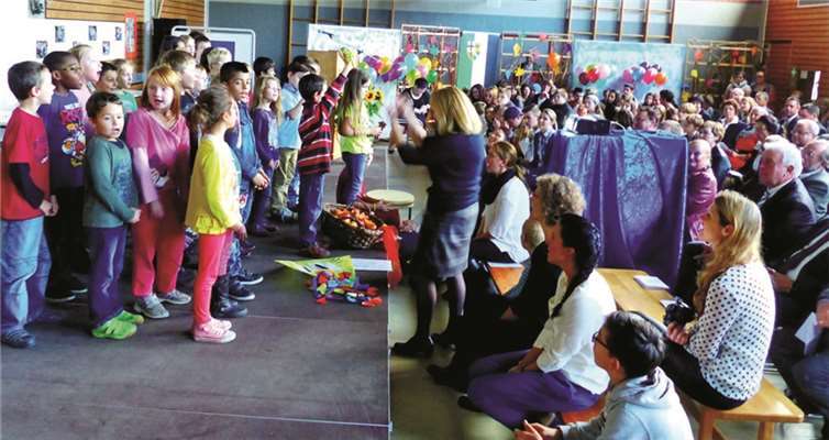 In der bunt geschmückten Halle der Don-Bosco-Schule bekamen vor allem die jungen Akteure viel Beifall. WM