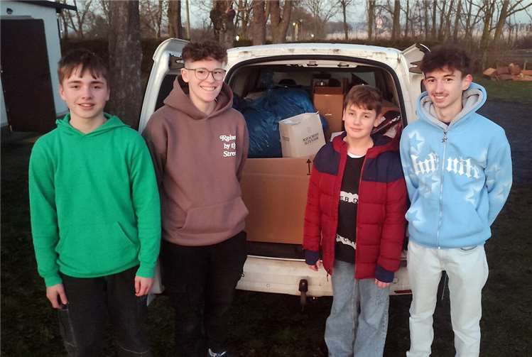 In der dritten Januarwoche beluden einige Schüler- und Jungschützen gemeinsam mit Jungschützenmeister Christian Klein einen großen Kastenwagen. Foto: privat
