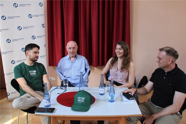 In der ehemaligen Ahrweiler Synagoge diskutierten (von links) Nick Falkner, Ulrich van Bebber, Susanne Bell und Dr. Martin Wein. 