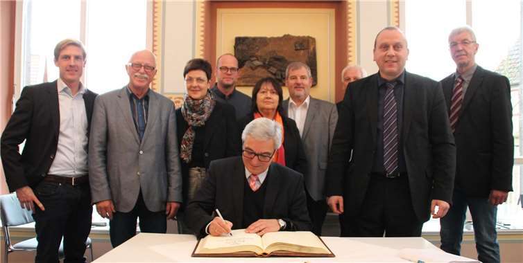 Zukunftspläne der Ortsgemeinde dem hohen Besuch dargelegt In der ehemaligen Synagoge trug sich der Innenminister in das Goldene Buch der Verbandsgemeinde Brohltal ein.Fotos:WK