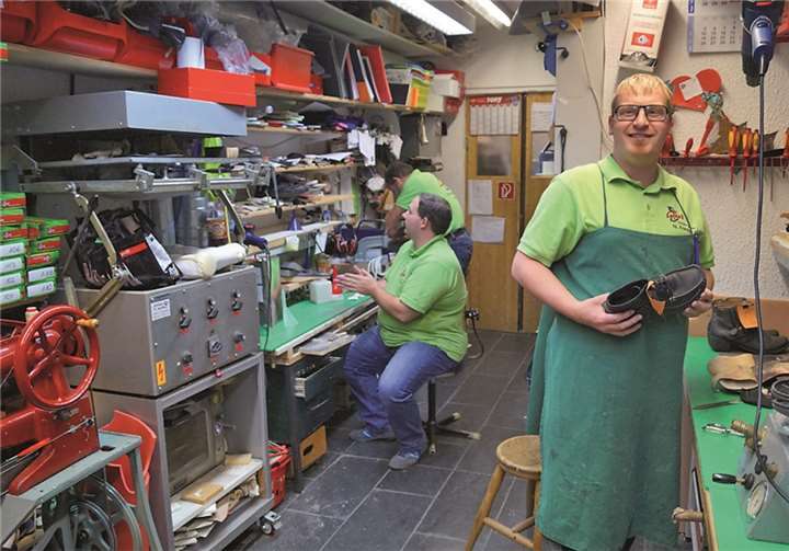 In der eigenen Werkstatt von Matthias Raab werden besondere Schuhe und Einlagen für die Kunden gefertigt.MT