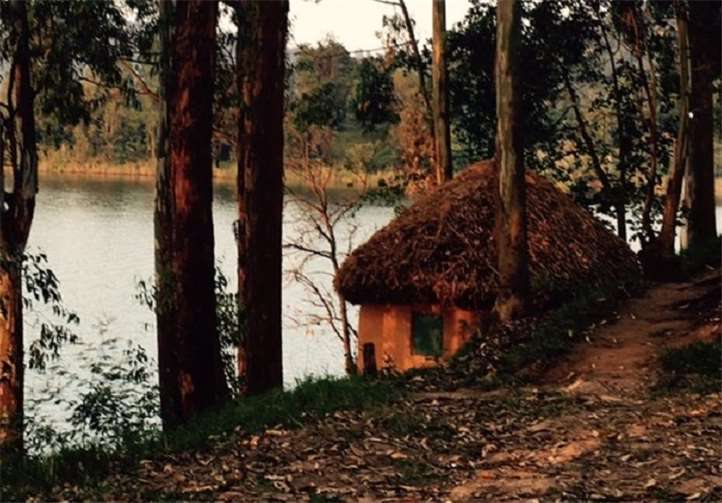 In der einsamen Hütte am See verbrachten Lisa und ihre Mitstreiter unter anderem den Silvesterabend.
