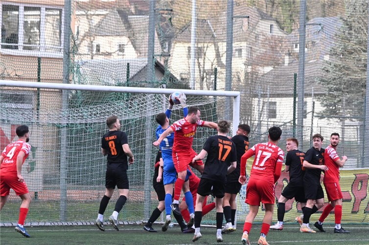 In der ersten Halbzeit bissen sich die Spieler des TuS Mayen (hier Tim Krechel im Luftkampf mit Torhüter Justin Hellenthal) die Zähne aus. 