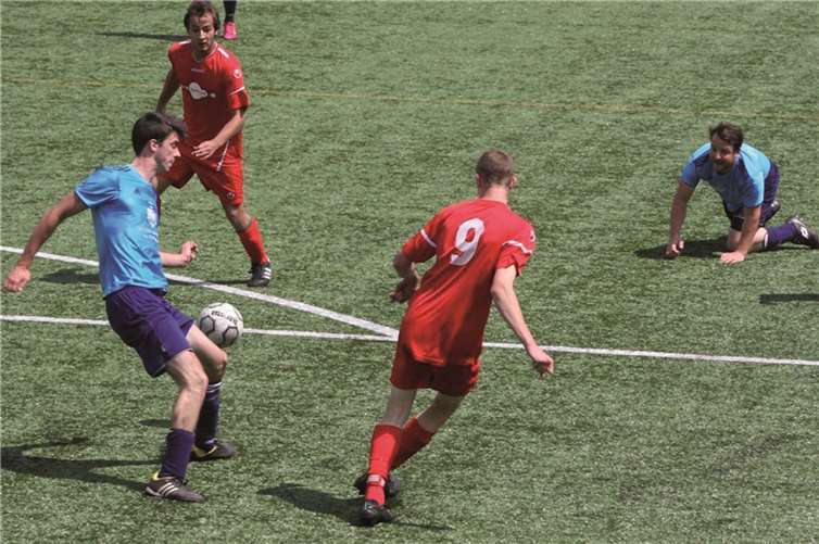 In der ersten Halbzeit kombinierte sich die SG Löf/Lehmen/Hatzenport nach Belieben durch die Kreuzberger Abwehr, hier bedient Simon Seifert Torjäger Tobias Wilkening.privat