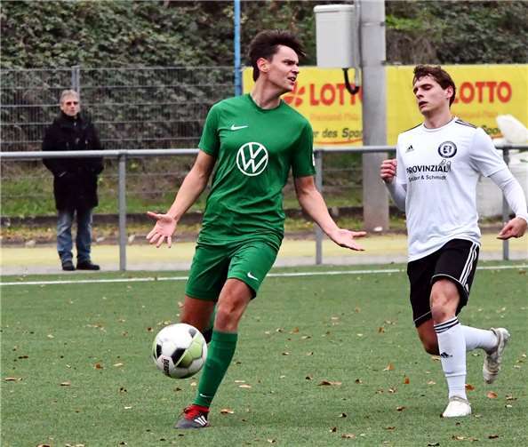 In der ersten Halbzeit mangelte es beim TuS Oberwinter (grünes Trikot) noch an der Chancenverwertung.