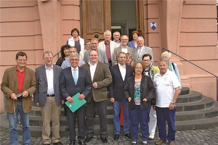 In der ersten Reihe: Staatsminister Roger Lewentz (3.v. l) und der Ortsvereinsvorsitzenden Thorsten Schneider (4.v. l) mit den Mitgliedern der SPD. Privat