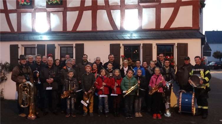 In der ersten Reihe zeigen die stolzen neuen Musikanten ihre Instrumente. (v.l.) Nils Patzke (Saxophon), Jakob Dietrich (Posaune), Jule Harig (Klarinette), Maria Lay (Klarinette), Finn Hoffmann (Trompete), Leona Nolte (Saxophon) privat