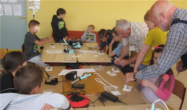 In der ersten Woche hatten die Kinder die Möglichkeit, einen Morsegenerator zu bauen. Fotos: privat