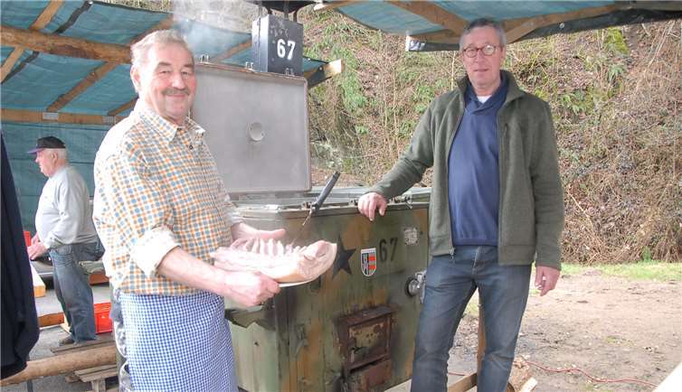 In der ersten Zeit nach ihrem Baujahr 1962 stand diese Feldküche derNationalen Volksarmee noch auf der „anderen Seite“. Heute wird sie vonJosef Lammersdorf (links) und Ortsbürgermeister Detlef Mohr in Isenburgfriedlich zur Bewirtung von Gästen bei großen Veranstaltungen genutzt.