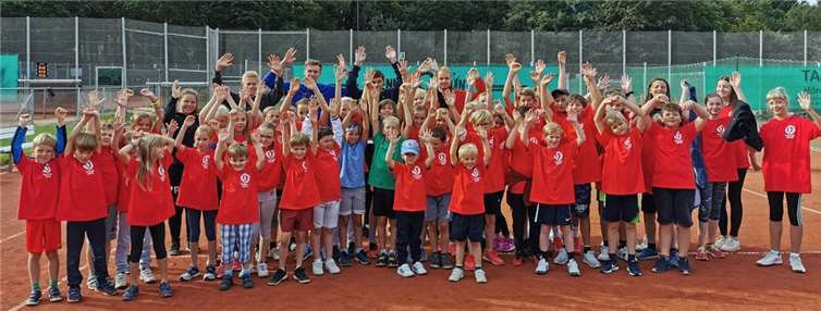 In der ersten und letzten Sommerferienwoche trainierten sie täglich intensiv mit den gelben Filzkugeln – und das bei idealen sommerlichen Bedingungen. Foto: privat