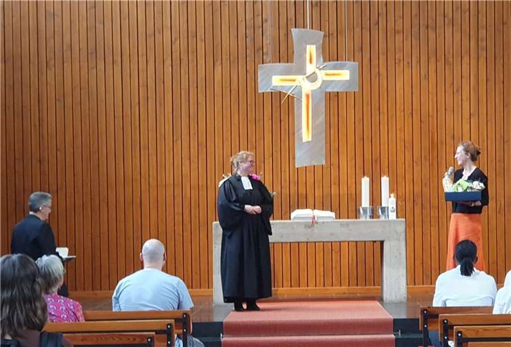 In der evangelischen Christuskirche Niederlahnstein wurde Sarah Fröhlich (li. vor dem Altar) verabschiedet.  Foto: Hinterwäller