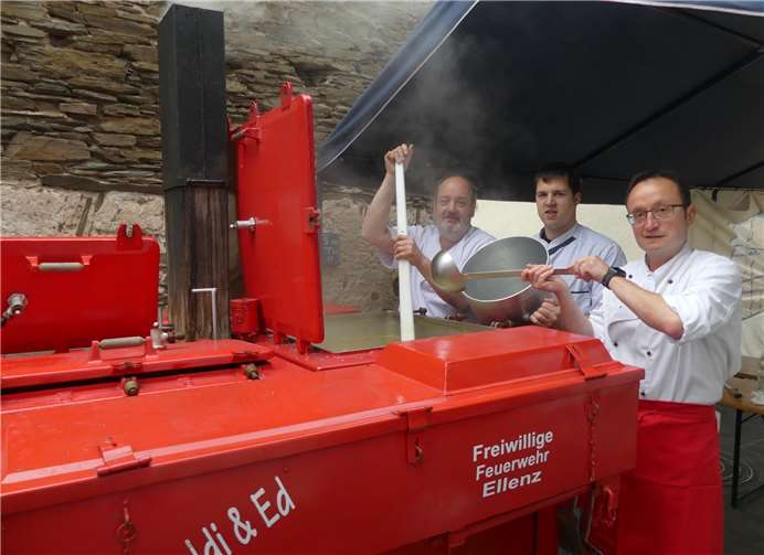 In der fahrbaren Florians-Feldküche bereiteten die Gastgeber einen deftigen Eintopf zu. -TE-