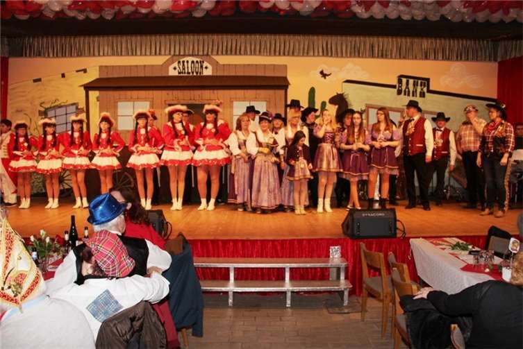 In der festlich geschmückten Halle sorgte die KG Hatzenport für ausgelassene Stimmung.privat