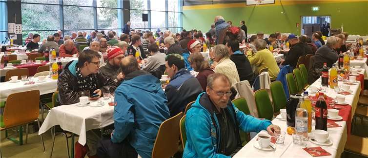 In der festlich geschmückten Turnhalle fanden sich zahlreiche Besucher zur Weihnachtsfeier ein.