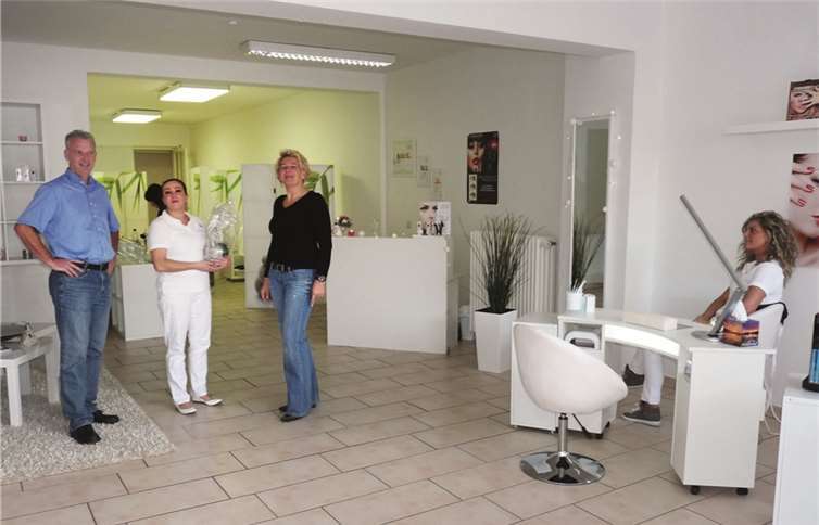 In der ganz in weiß gehaltenen Beauty Lounge werden die verschiedenen Arbeitsbereiche durch geschmackvoll gestaltete Trennwände abgeschirmt. SF