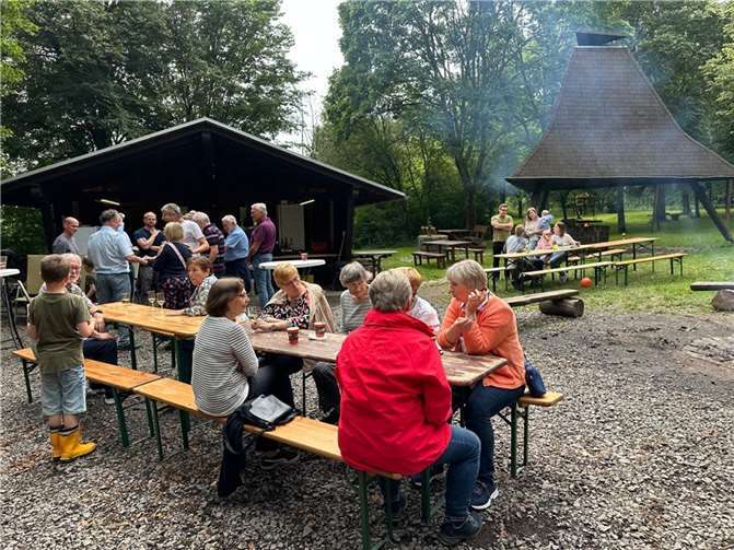 In der gemeindeeigenen Grillhütte in Nörtershausen genossen die Anwesenden Kaffee und Kuchen, Gegrilltes und frisch gezapftes Bier. Foto: Gregor Specht