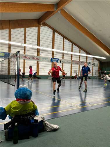 In der größeren Halle zeigte das Herrendoppel vollen Einsatz.