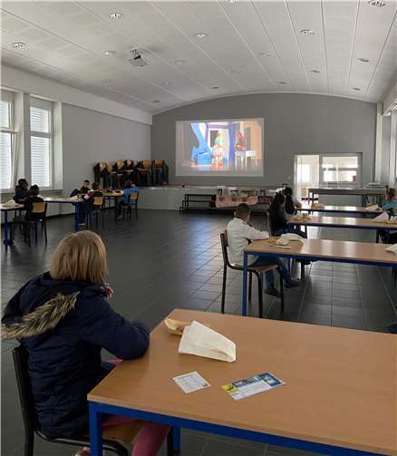 In der großen Aula, in der der Abstand eingehalten werden konnte, schauten die Schülerinnen und Schüler auf einer großen Leinwand einen Mitschnitt der Theateraufführung „Am Samstag kam das Sams“.Foto: privat