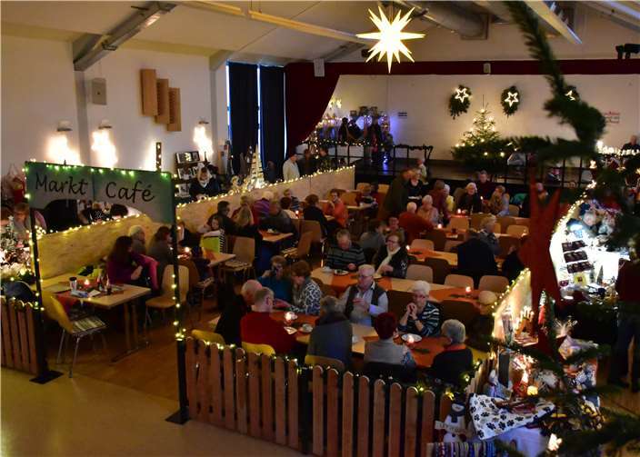 In der großen Halle des KuJu hatten Helferfür ein romantisch-adventliches Ambiente gesorgt.