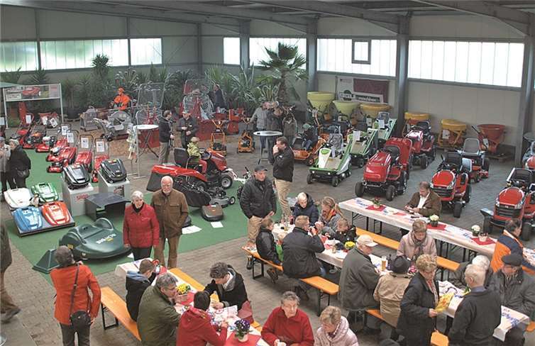 In der großen Halle saß man gemütlich zusammen oder schaute sich im breiten Angebot der Frühjahrsausstellung bei der Firma Maas in Wolken gerne um. US