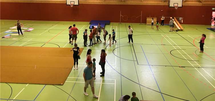In der großen Halle wurde ein riesiger Bewegungsparcours aufgebaut, den die Kinder absolvierten.privat