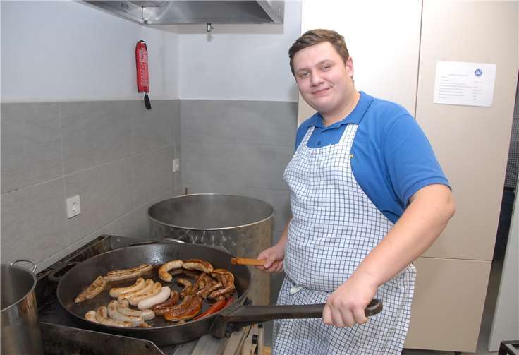In der großen Pfanne bruzzelten die herzhaften Bratwürstchen.