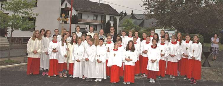 In der großen Schar der Messdiener hinten v.li. Dr. Rainer Justen, Pastor Heinrich Ant, Gemeindeassistent Matthias Beer. Norbert Ulrich