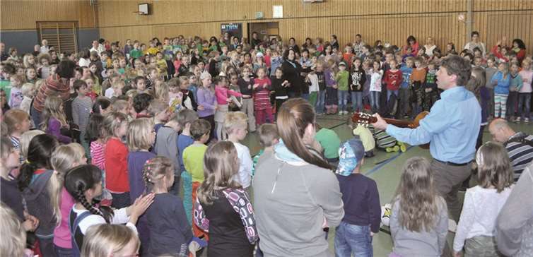 In der großen Sporthalle hatten alle Platz, um gemeinsam den Frühling zu begrüßen.  Privat