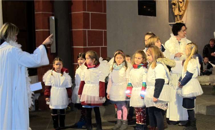 In der gut gefüllten Abteikirche wurden bekannte Weihnachtslieder gesungen.PS