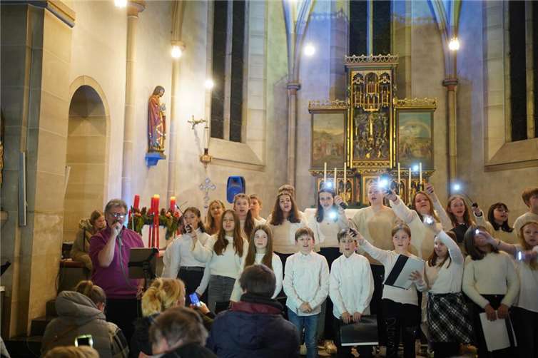 Musikensembles schufen eindrucksvolle Atmosphäre In der gut gefüllten Kirche begeisterten die Kinder die Gäste. Foto: Katharina Becker
