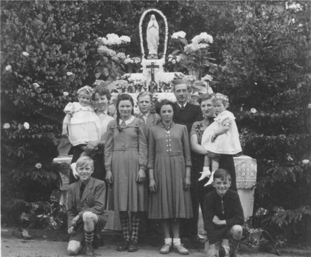 In der heutigen Mayener Straße vor dem Haus Mies bauten die näheren Anwohner den Altar auf.privat