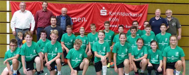 In der hinteren Reihe stehend, v.l.: Thomas Schloßbauer, Sebastian Greven, Dieter Huth, Stefanie Nitschke und Lars Kazimierski.Fotos: privat