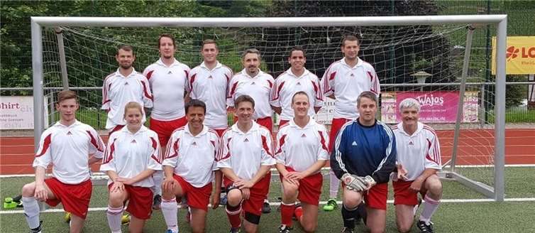 In der hinteren Reihestehen Ingo Berg, Matthias Benz, Fabian Franzen, Johannes Knob, Christian Müller, Marc Rottstock. In der vorderen Reihe sind Kevin Prehn, Nathalie Kraus, Werner Balling, Frank Michels, Denis Märtens, Bernd Brachtendorf, Matthias Klinkner.Privat