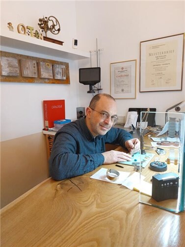 In der hoch technisierten Werkstatt werden hochwertige Schweizer Uhren wieder von grundauf aufgearbeitet.