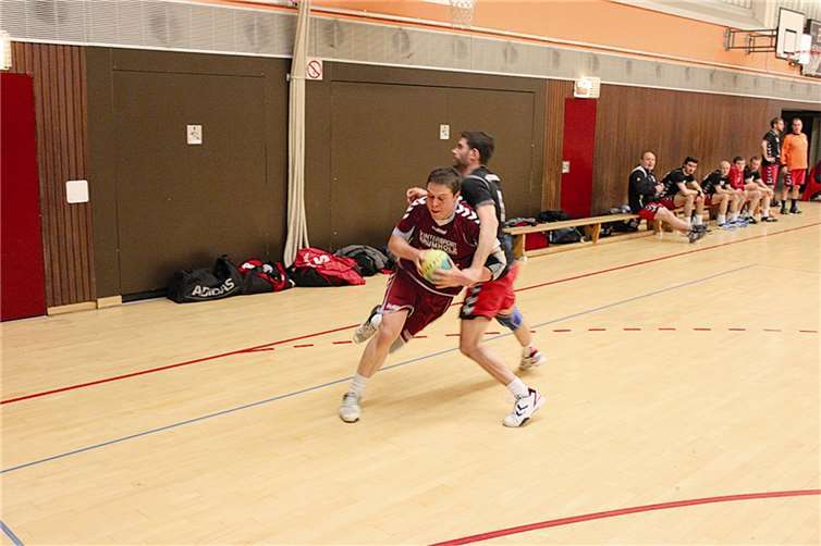 In der kampfbetonten Partie setzt sich hier Marius Reith gegen seinen Gegenspieler durch (Foto Jan Stitz) . AC