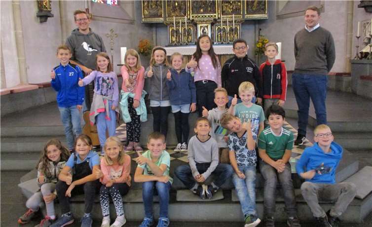 In der katholischen Kirche St. Johannes d. T. erfuhren die Kinder unter anderem Wissenswertes über den Vorgängerbau des Gotteshauses und den zweiten Namenspatron der Stadt. Foto: privat