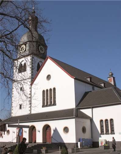 In der katholischen Kirchengemeinde St. Martin in Rheinbach - hier die Pfarrkirche im Zentrum der Stadt - hängt der Haussegen schief zwischen Pfarrern und Messdienern.  -JOST-