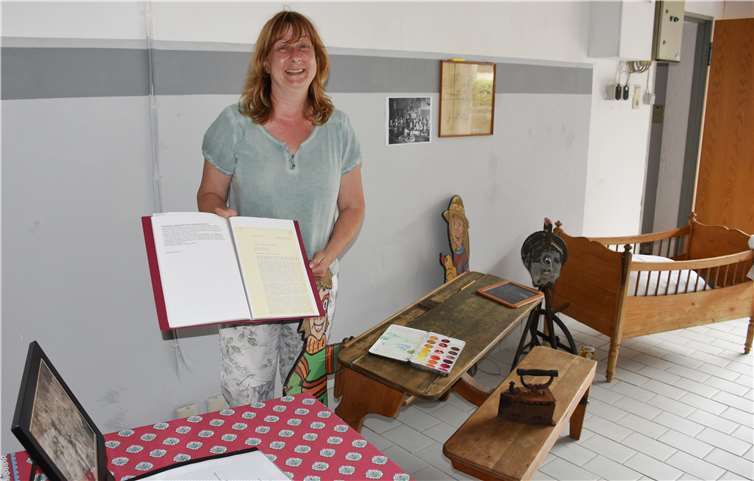 In der kleinen Ausstellung zeigt Ortsbürgermeisterin Kirsten Hardt mit Stolz das Entschuldigungsschreiben des Soldaten.