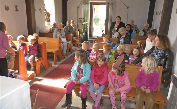 Gemeinsam feiern Senioren und Kinder das Erntedankfest