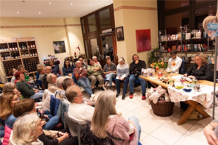 In der kleinen Klosterbuchhandlung folgten über 60 Besucher der Koblenzer Autorin Susanne Arnold nach Kent in Großbritannien. Die Autorin las aus ihrem dritten Band ihrer Krimireihe und ließ mit ihren Protagonistinnen Elisabeth und Magret schon etwas Weihnachtsstimmung aufkommen.